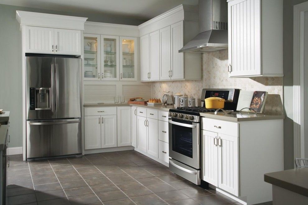 Aristokraft Cabinets for a Traditional Kitchen with a Range Hood and Aristokraft Ellsworth Kitchen Cabinets by Masterbrand Cabinets, Inc.