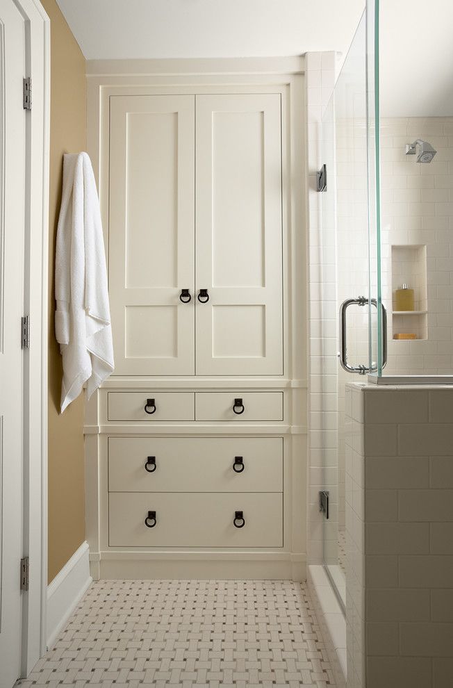 Ashley Norton Hardware for a Traditional Bathroom with a Beige Walls and Casa Verde Design by Rosemary Merrill Design