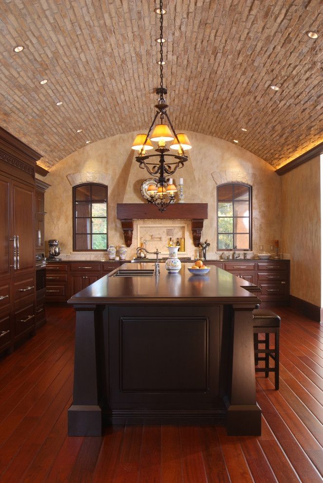 Barrel Vault for a Mediterranean Kitchen with a Chandelier and Kitchen by Visbeen Architects