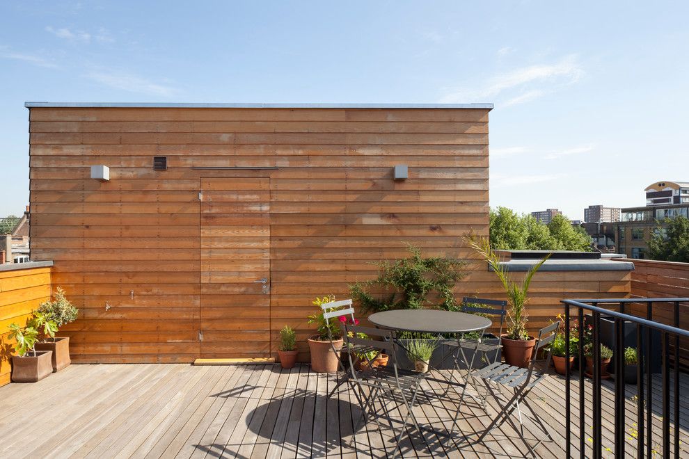 Batte Furniture for a Contemporary Deck with a Renovation and London Fields E8 by Scenario Architecture