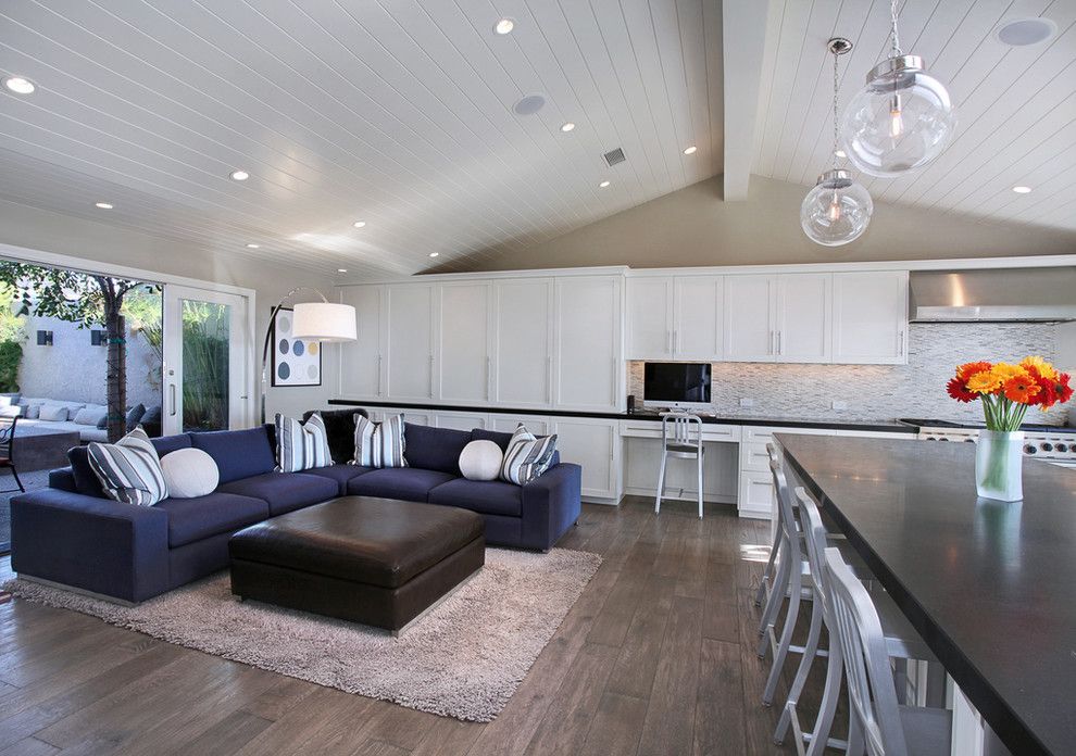 Benjamin Moore Pashmina for a Transitional Living Room with a Beige Wall and Hykes Residence by Anders Lasater Architects