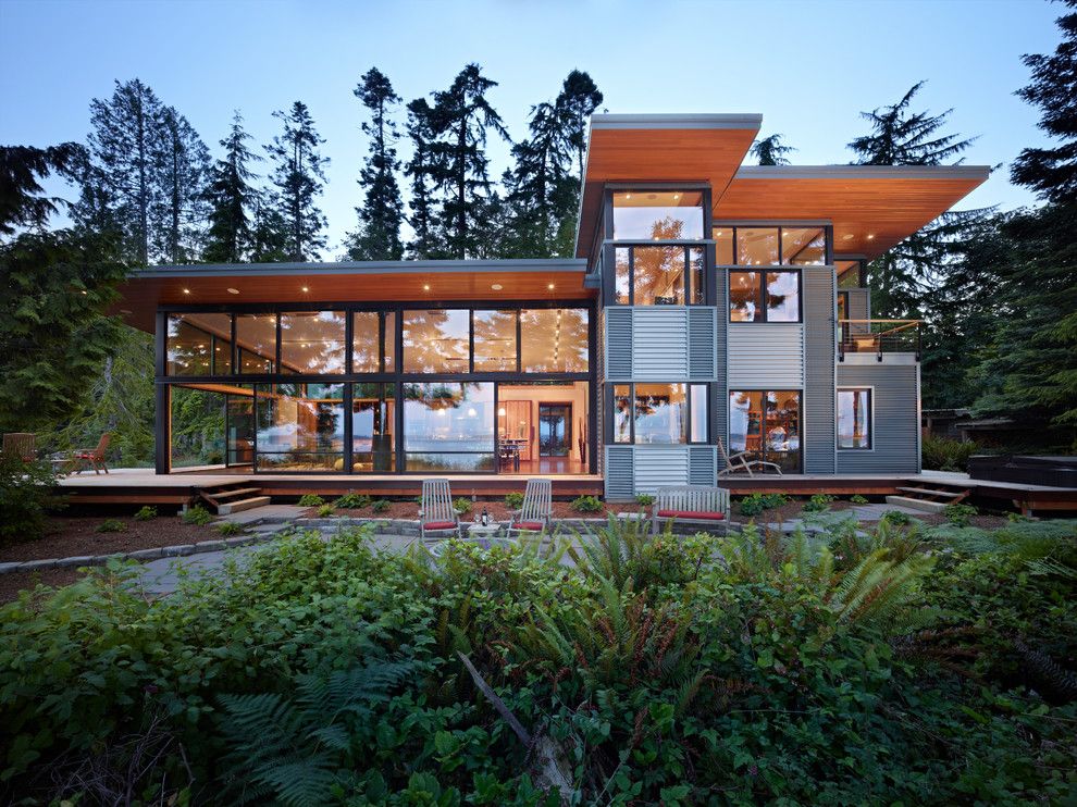 Bison Building Materials for a Modern Exterior with a Large Overhangs and Port Ludlow House by Finne Architects