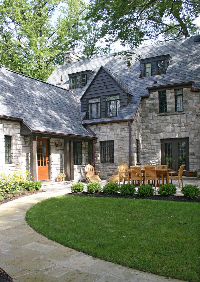 Cambridge Paving Stones for a Traditional Patio with a Dark Grey Trim and the Point by Duket Architects Planners