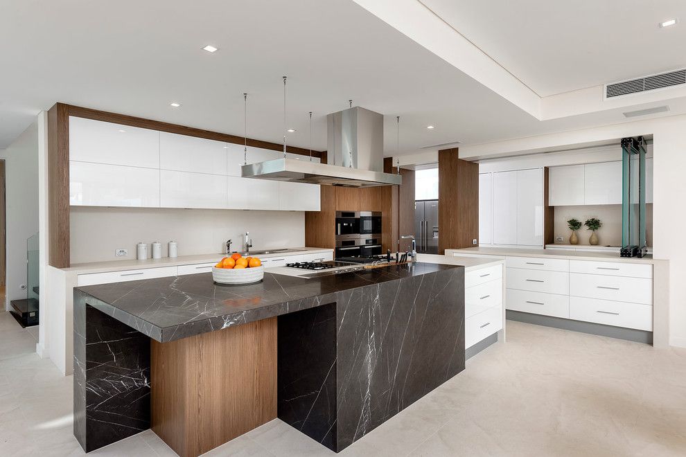 Cesar Stone for a Contemporary Kitchen with a Freestanding Rangehood and Costal House by D Max Photography