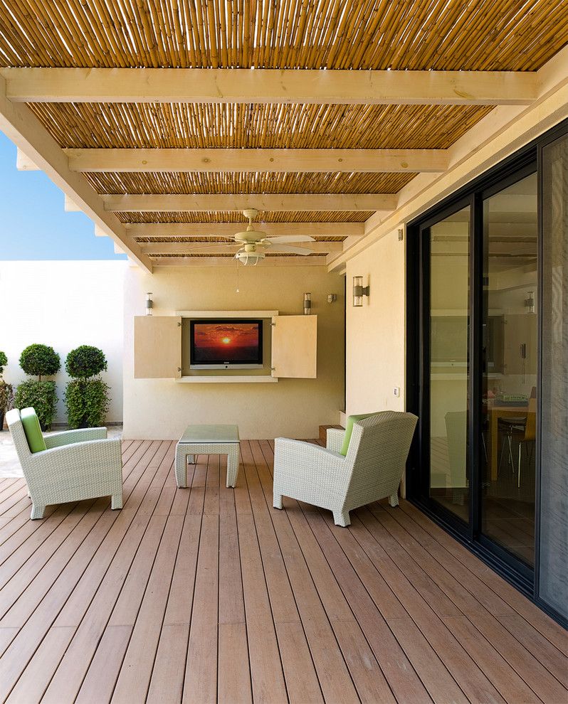 Chiver for a Contemporary Deck with a Ceiling Fan and Ethan Carmel Architects by Yaniv Schwartz   Photographer