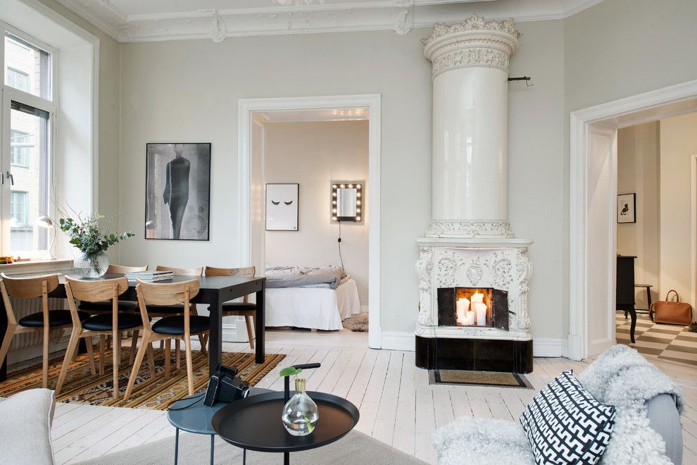 Corinthian Column for a Scandinavian Living Room with a Crown Molding and Nordenskiöldsgatan 5 by Kristina Cuvier