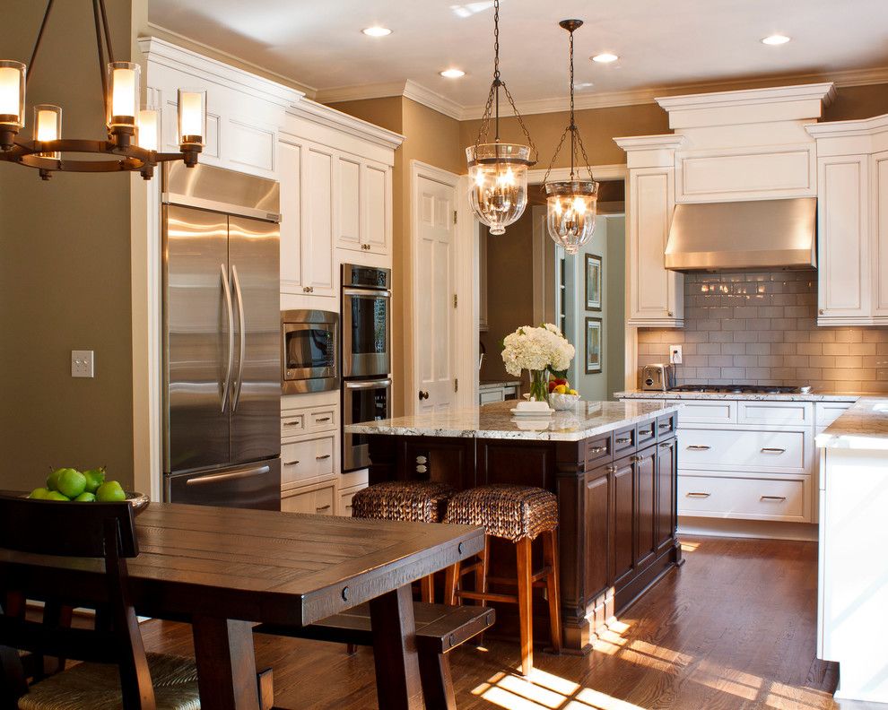 Delicatus White Granite for a Traditional Kitchen with a Range Hood and the Great Spaces! Kitchen by Great Spaces!