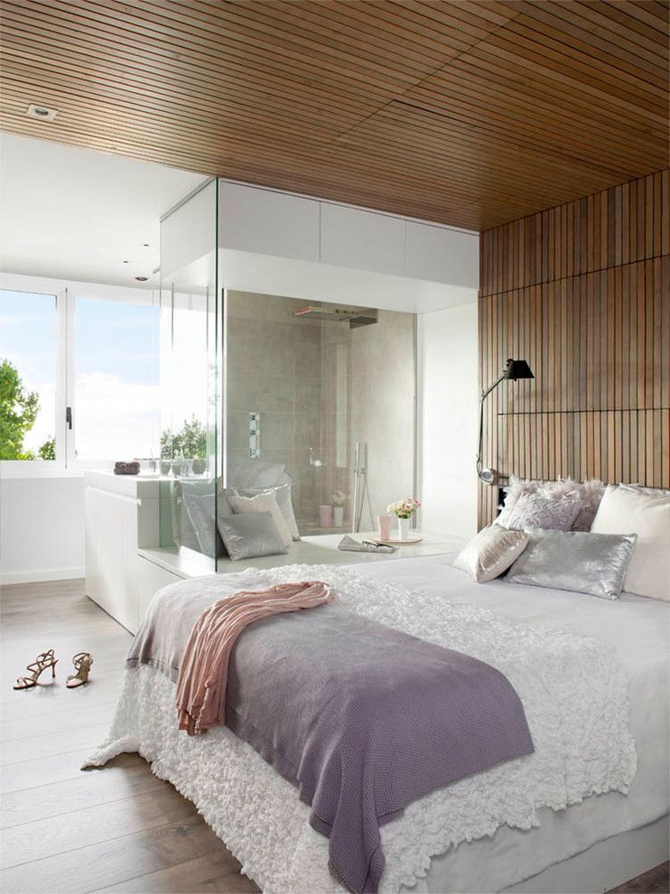 Ebby Halliday Plano for a Modern Bedroom with a Metallic Pillows and Transversal Expression – House in Barcelona by Opad