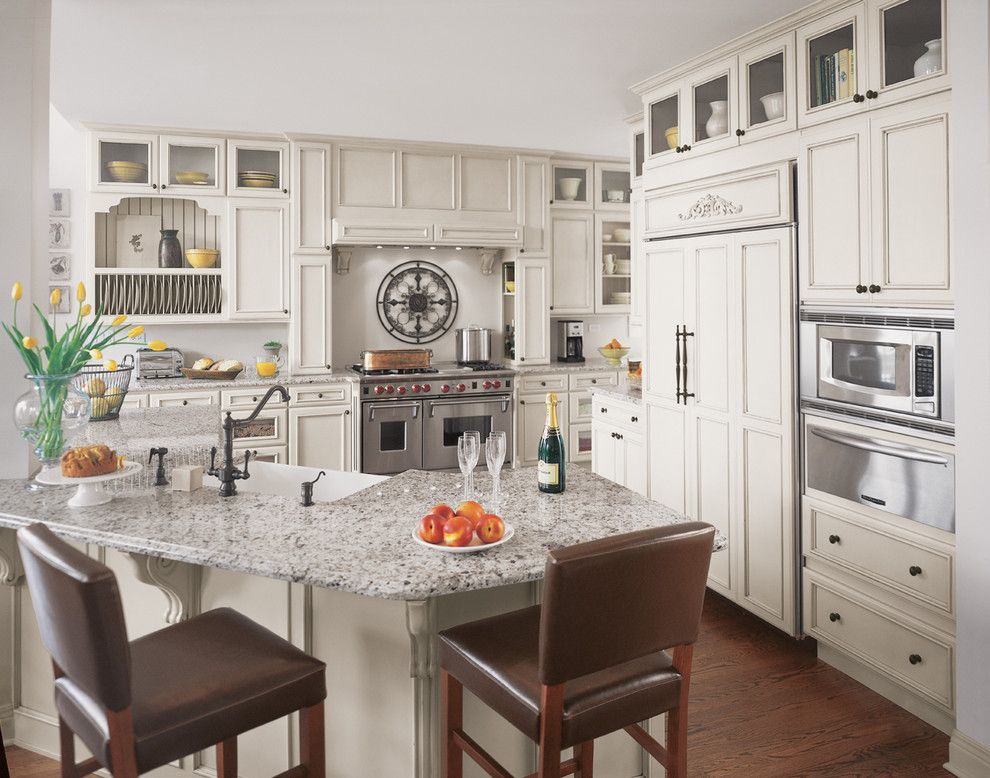 Fieldstone Cabinets for a Traditional Kitchen with a Barstools and Fieldstone Cabinetry in Glenview, a Chicago Suburb by Fieldstone Cabinetry