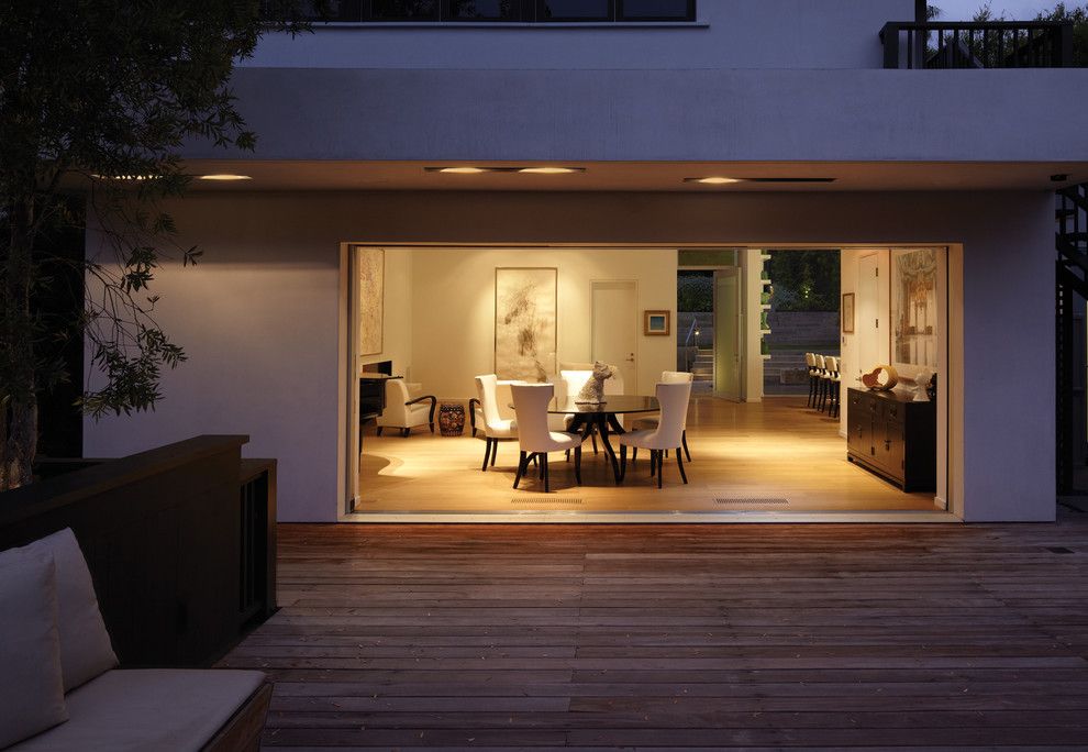 Fleetwood Doors for a Modern Deck with a Dining Table and Griffin Enright Architects: Santa Monica Canyon Residence by Griffin Enright Architects