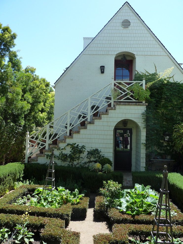 Garden Crossings for a Traditional Landscape with a Garden Art and Acanthus Design by Acanthus Design Denise Woolery