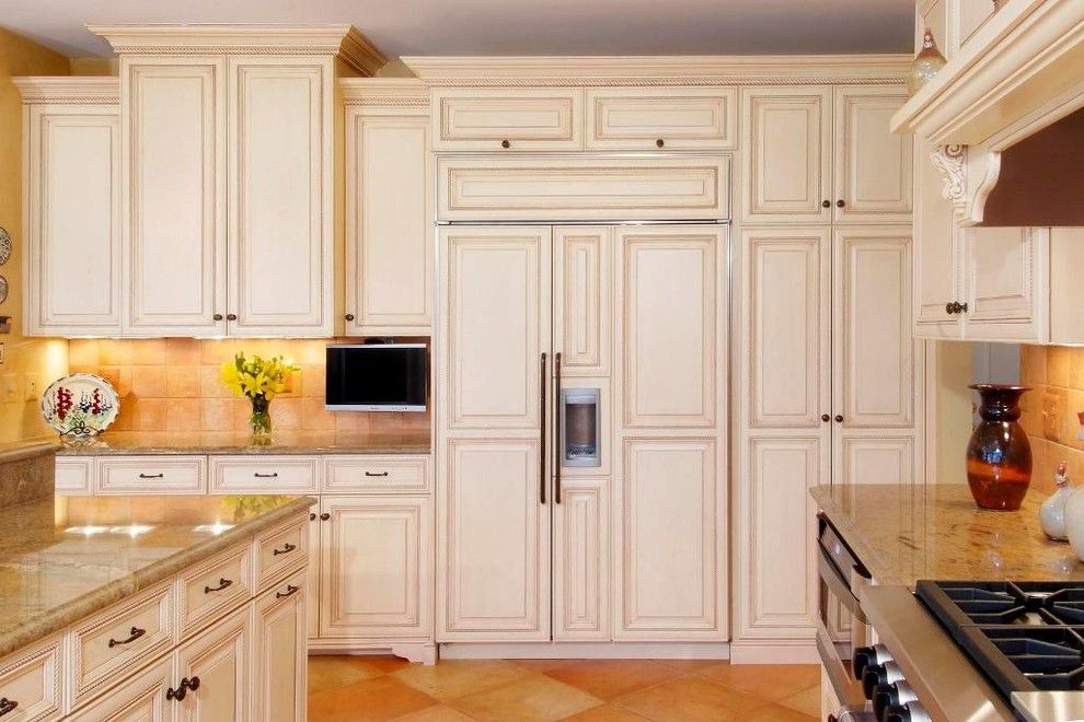 Glazing Cabinets for a Traditional Kitchen with a Granite Countertops and Cubbage Kitchen 5 by Cameo Kitchens, Inc.