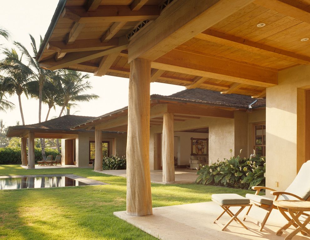 Graber Post Buildings for a Tropical Patio with a Wood Outdoor Ottoman and Guest Lanai by Zak Architecture