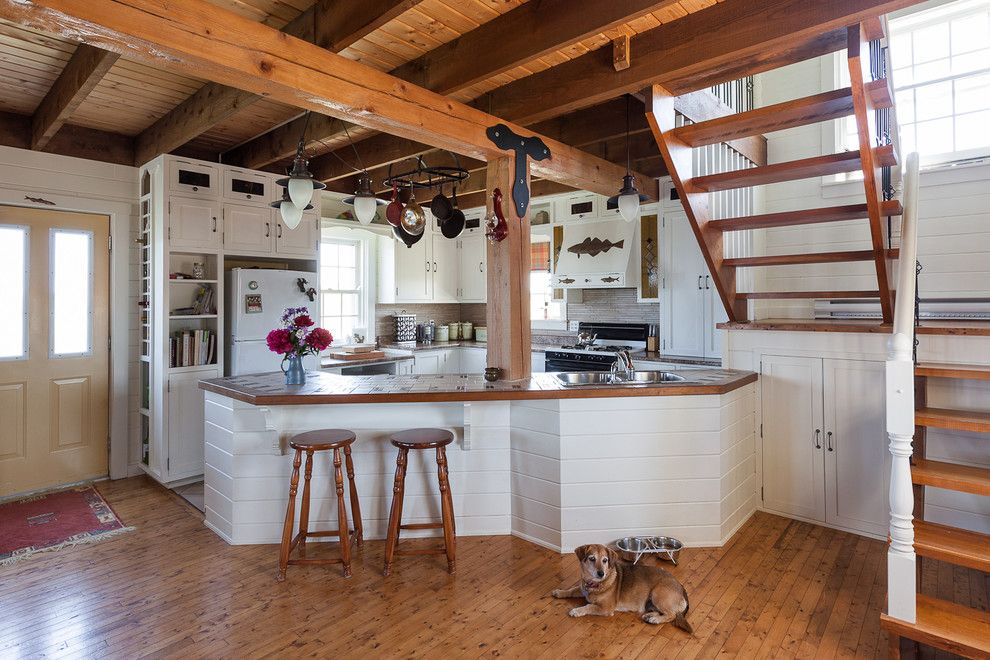 Heritage Homes Fargo for a Beach Style Kitchen with a White Appliances and My Houzz: Rustic Summer Home in Heritage Community Trinity by Becki Peckham