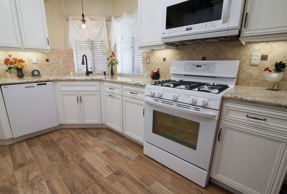 Homecrest Cabinetry for a Traditional Kitchen with a Tile Kitchen Backsplash and Homecrest, Madison, Maple, Alpine Linen by Kitchens Etc. of Ventura County