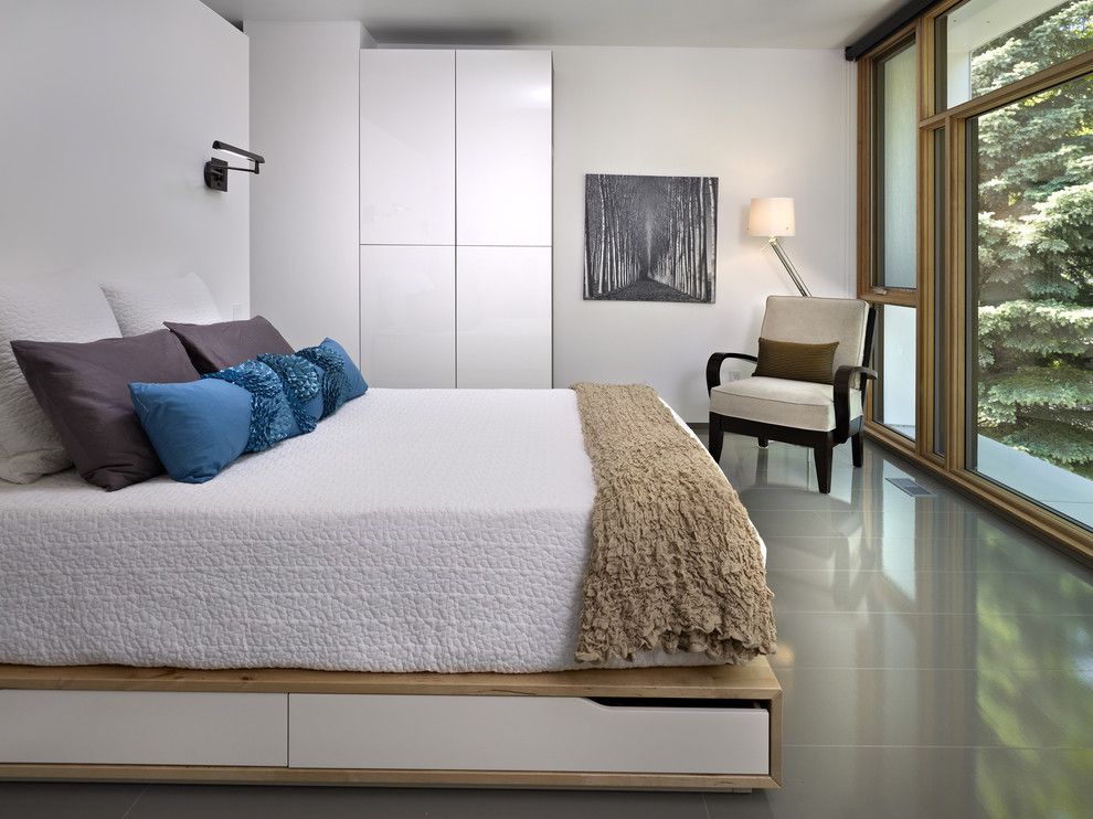 Ikea Besta for a Modern Bedroom with a Platform Bed and Lg House   Interior by Thirdstone Inc. [^]