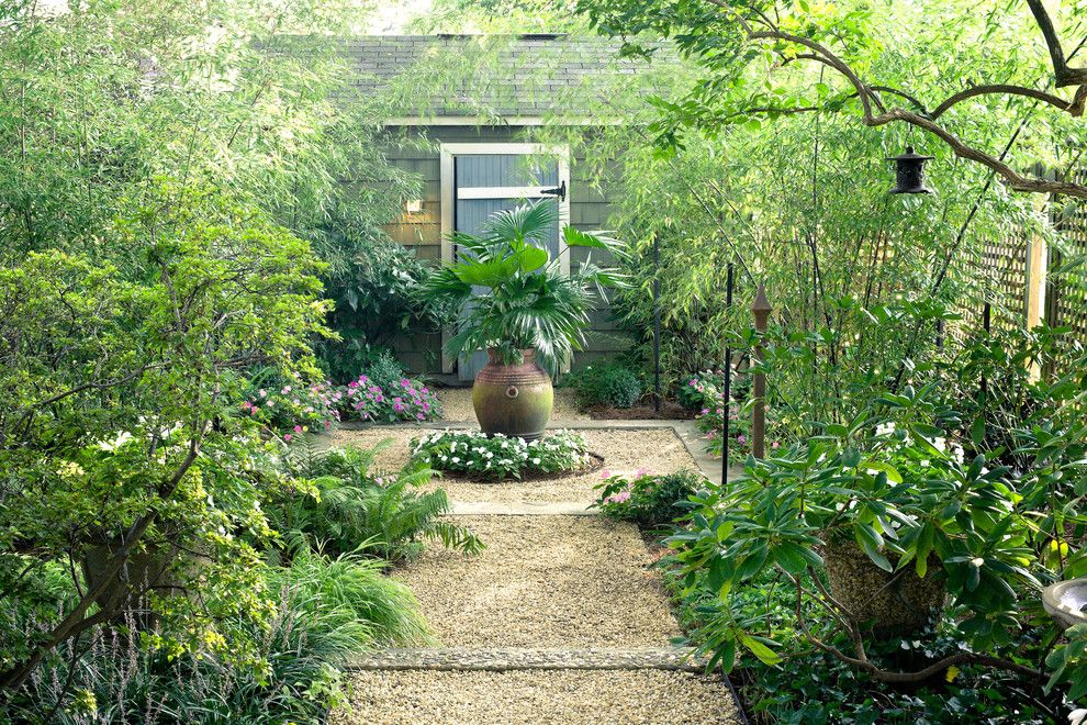 Jung Garden Center for a Traditional Landscape with a Courtyard and an Arlington Residence by Scott Brinitzer Design Associates