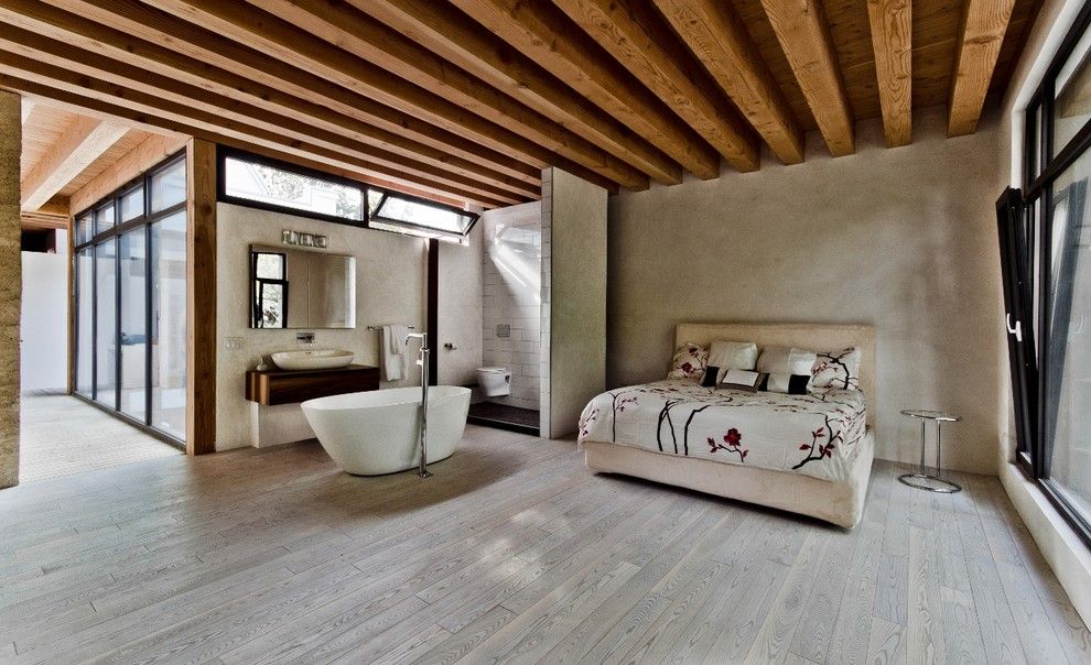 Kiva Kitchen and Bath for a Modern Bedroom with a Wood Flooring and Ecologia House by Wetstyle