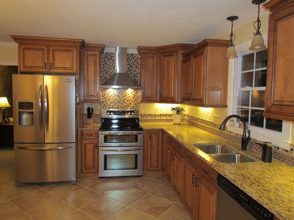 Lowes Conway Sc for a Traditional Kitchen with a Range and Kraftmaid Jamestown Maple   Deaton by Lowes of Indian Land, Sc