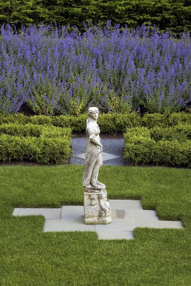 Lowes State College for a Traditional Landscape with a Low Hedge and Historic Garden Restoration in Wilmette, Illinois by Schmechtig Landscapes