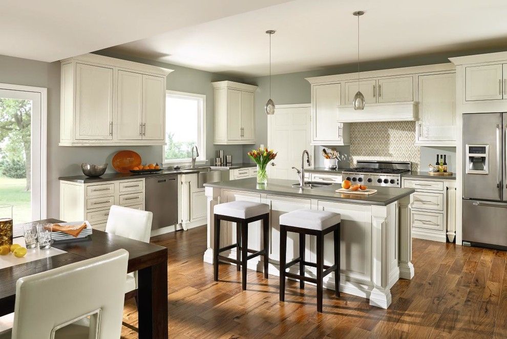 Masterbrand Cabinets For A Traditional Kitchen With A Counter