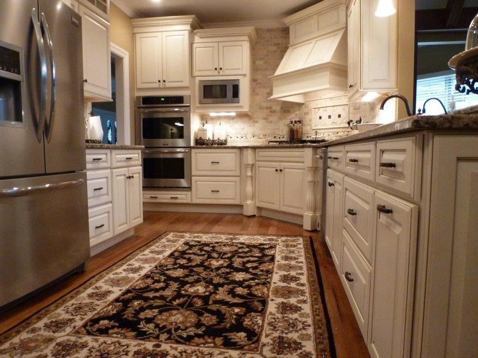 Medallion Cabinets for a Traditional Kitchen with a Granite Top and Kitchen Portfolio by Kitchens by Woody's