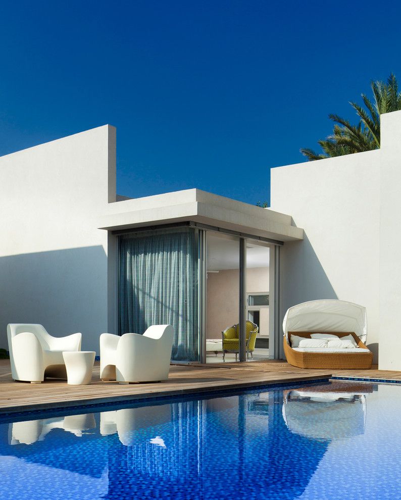 Mor Furniture for a Modern Pool with a Drapes and Exterior by Elad Gonen