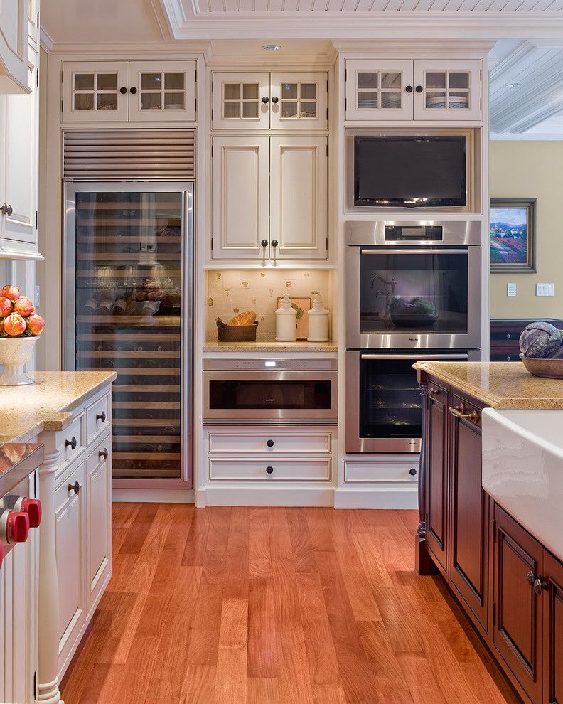 Mountain High Appliance for a Traditional Kitchen with a Wood Flooring and Sudbury Kitchen by Venegas and Company