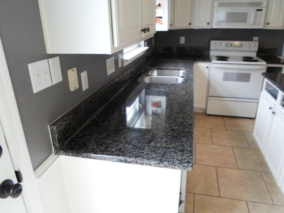 New Caledonia Granite For A Traditional Kitchen With A Granite