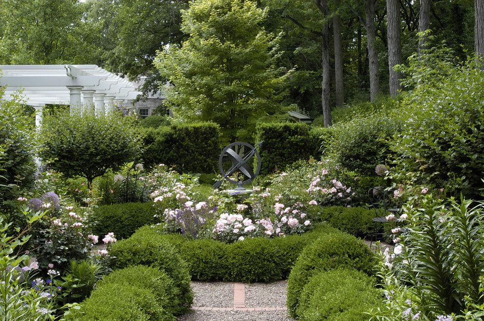 Potomac Garden Center for a Traditional Landscape with a Hedge and Informal Garden, Winnetka, Illinois by Schmechtig Landscapes