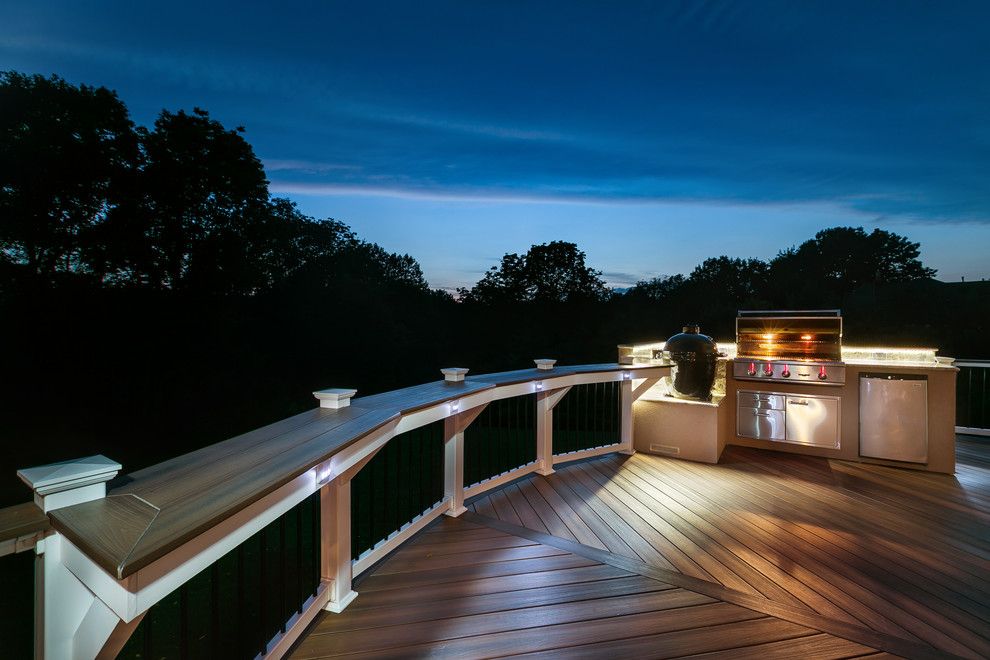 Roof Overhang for a Transitional Deck with a Bar Rail and Fiberon by Fiberon Decking