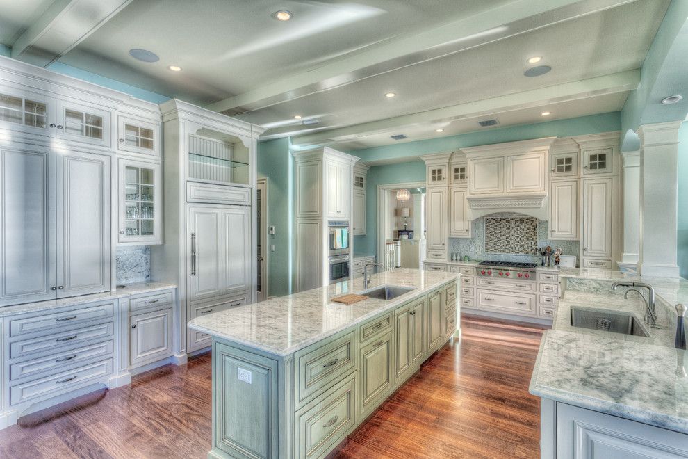 Sewell Appliance for a Traditional Kitchen with a Applied Moulding and Sewell's Point, Florida by Superior Kitchens, Inc