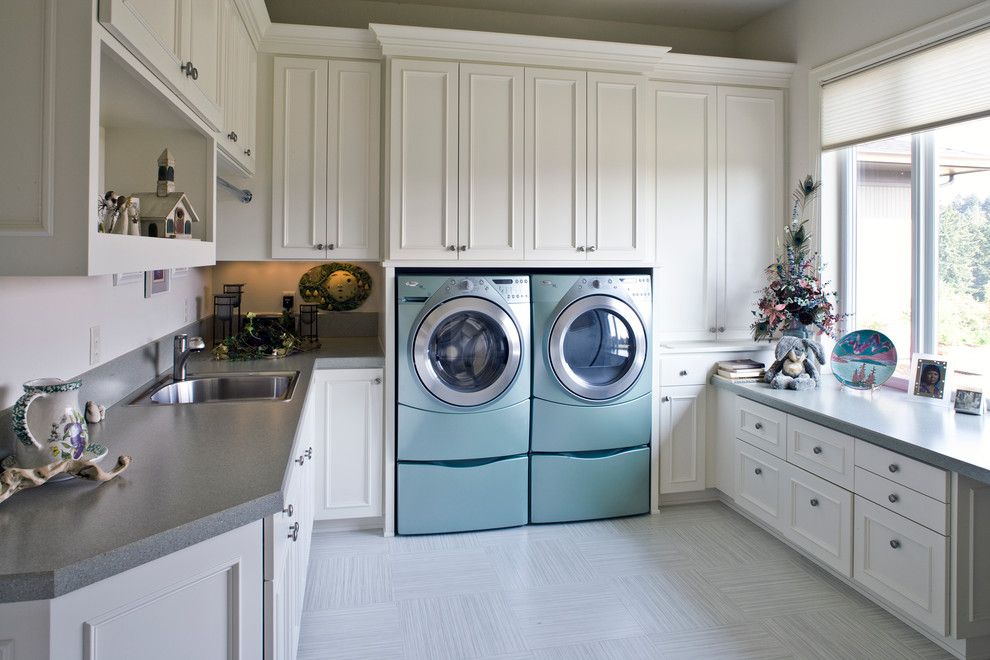 Sherwin Williams Alabaster for a Traditional Laundry Room with a Mud Room and Kelly by Kaufman Homes, Inc.