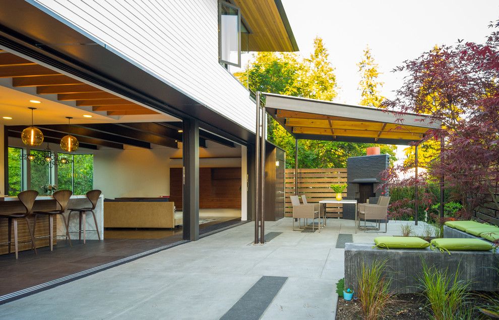 Simplex Homes for a Contemporary Patio with a Green and Sunrise Vista by Lane Williams Architects