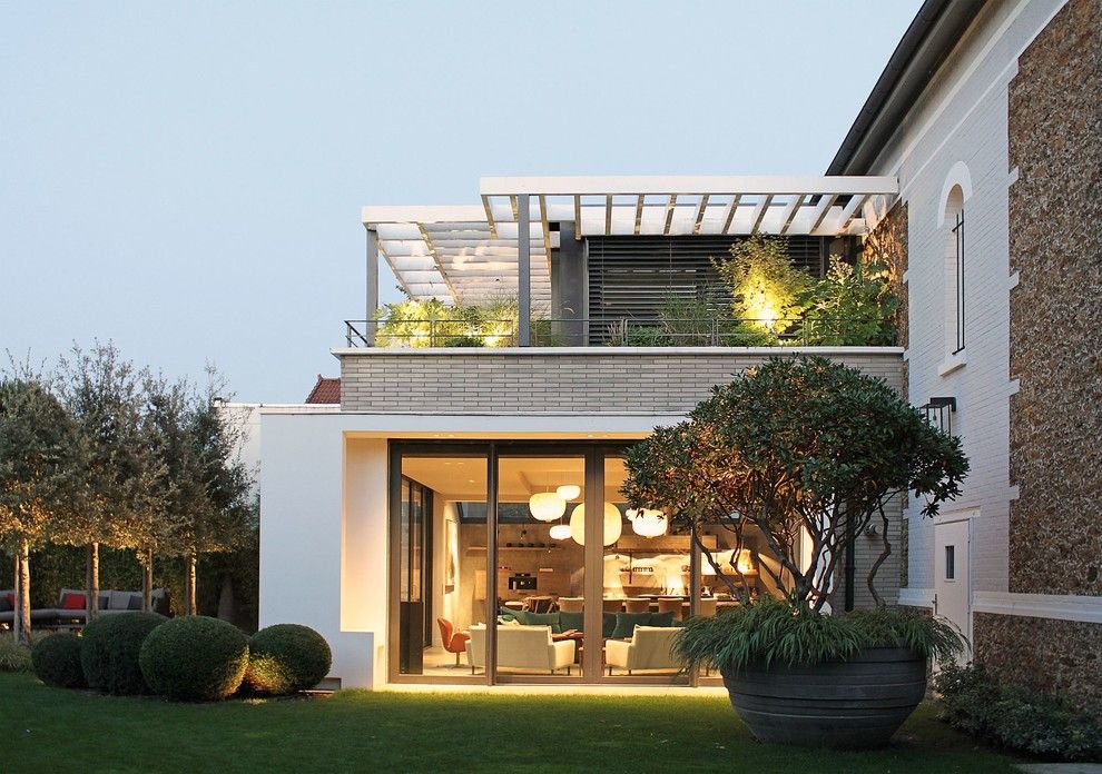 Texas Ranger Plant for a Contemporary Deck with a Pergola and Extension Contemporaine by Alexandre Dreyssé Architectes