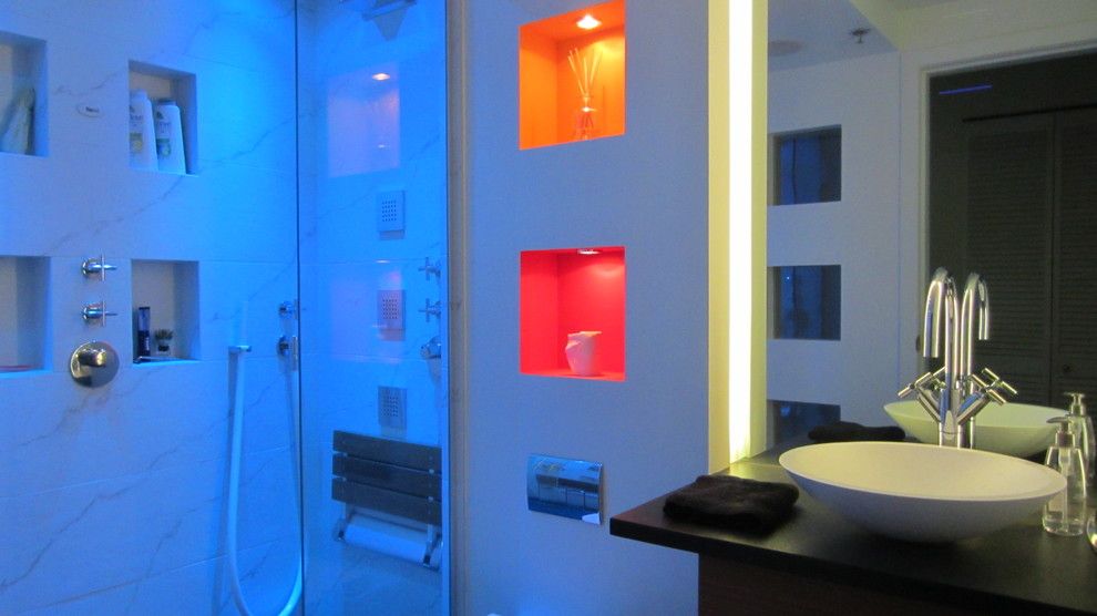 Triangle Bulbs for a Modern Bathroom with a Modern and Bauhaus 1 Bathroom by Holger Hoos Design