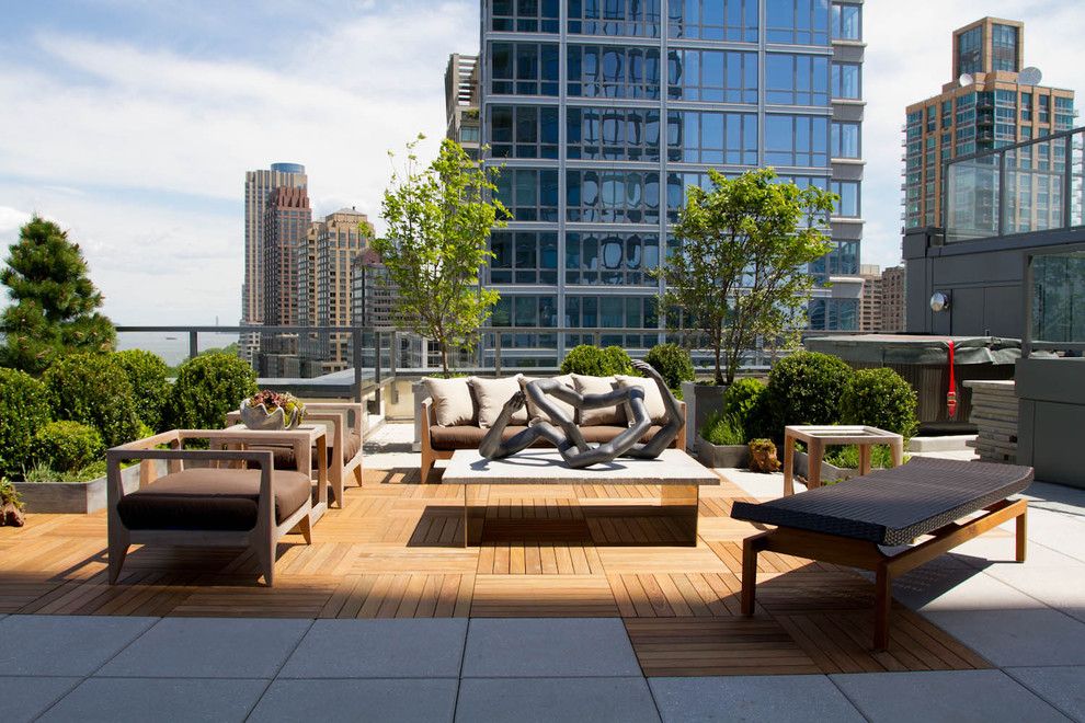 Urban Squared Realty for a Contemporary Deck with a Container Plants and North and South Terraces: Gunn Landscape Architecture and Vert Gardens by Rikki Snyder