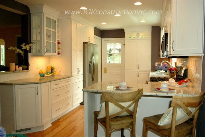 White Galaxy Granite For A Traditional Kitchen With A White Shaker