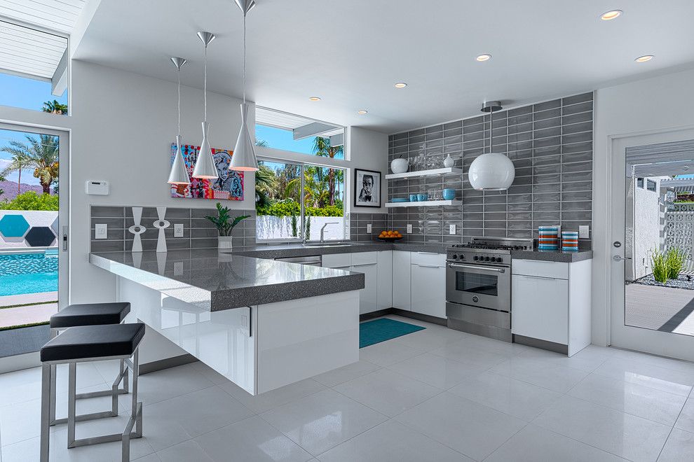 Zuomod for a Midcentury Kitchen with a Floating Peninsula and Houzz Tour: Revitalizing a Midcentury Home in Palm Springs by H3k Design