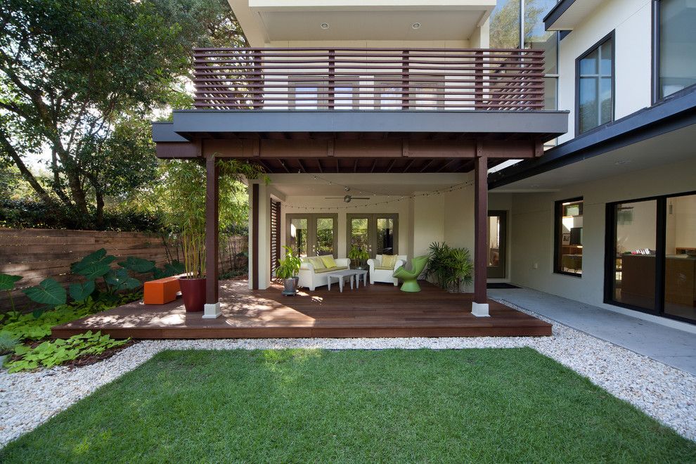 Harveys Furniture for a Contemporary Deck with a Bench and Laurel Road:  Evergreen Consulting and E2 Homes by Evergreen Consulting / 4egc