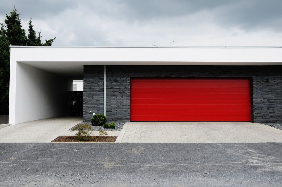 Klinker Brick for a Modern Garage with a Kiesbett and Villa in Krefeld by Plus4architekten