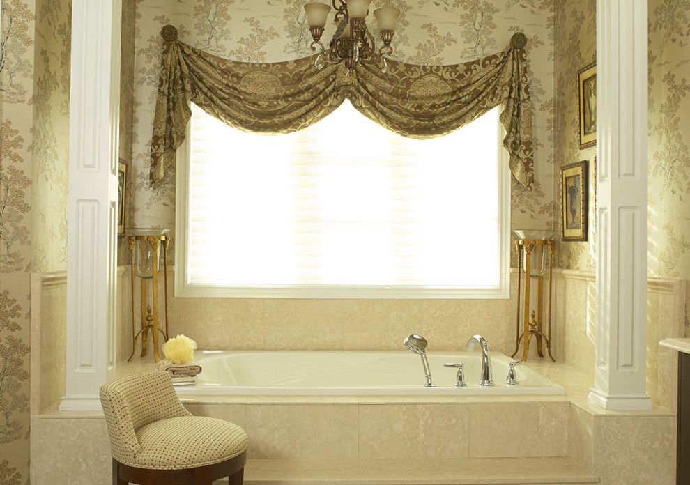 Lumar for a Traditional Bathroom with a Bath Tub and Aurora, Ontario Belfontain Project by Lumar Interiors