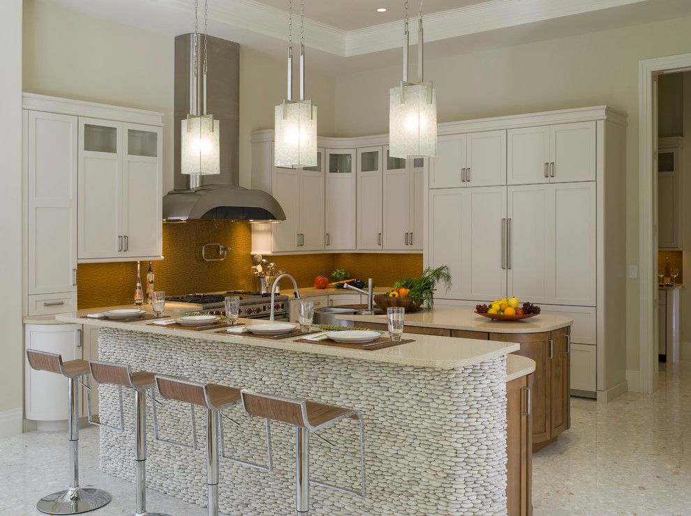 Speedy Auto Glass for a Modern Kitchen with a Beige Wall and Modern Kitchen by Hollubhomes.com