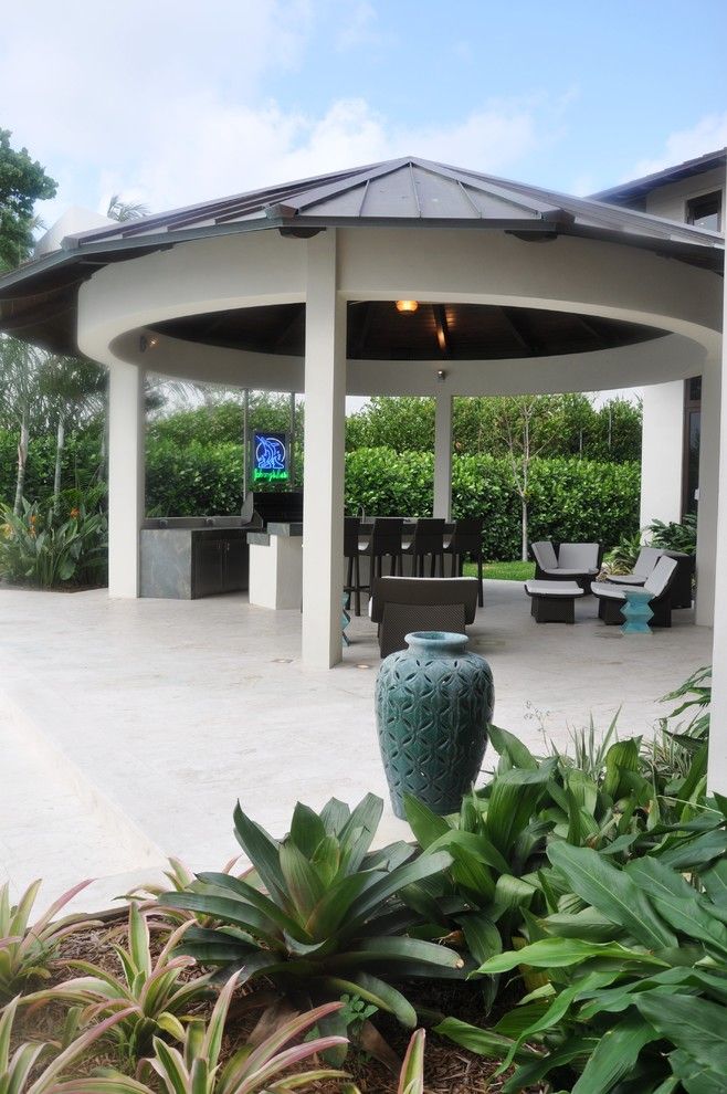 Akoya Miami Beach for a Tropical Patio with a Interior Desing Miami and Harbor Point by B Pila Design Studio