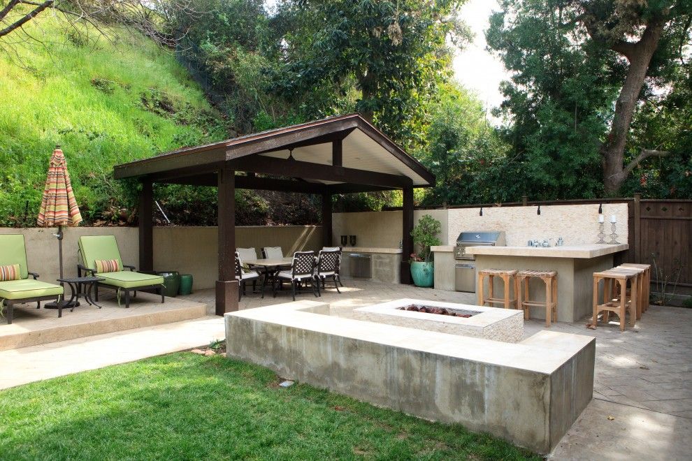 Backyard Bbq Pit for a Eclectic Patio with a Concrete Paving and Globus Builder by Globus Builder