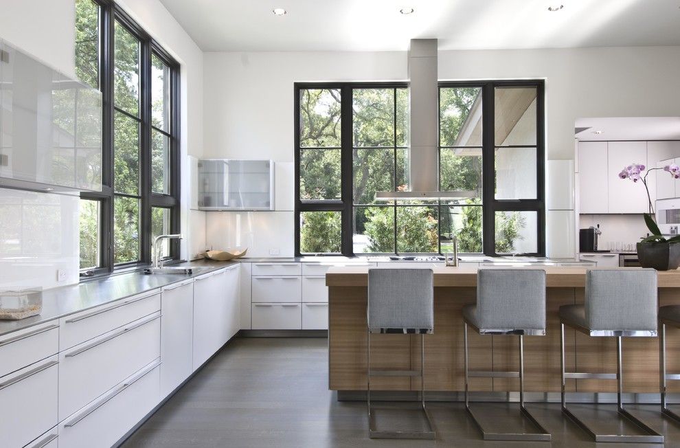 Barstool Height for a Transitional Kitchen with a Wood Floor and Cherokee Trail Residence by Stocker Hoesterey Montenegro