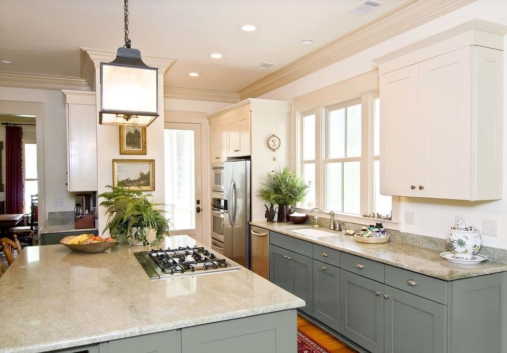 Best Buy Alamo Ranch for a Traditional Kitchen with a Island and White Kitchen Cabinets | Shaker Door Style | Cliqstudios by Cliqstudios Cabinets