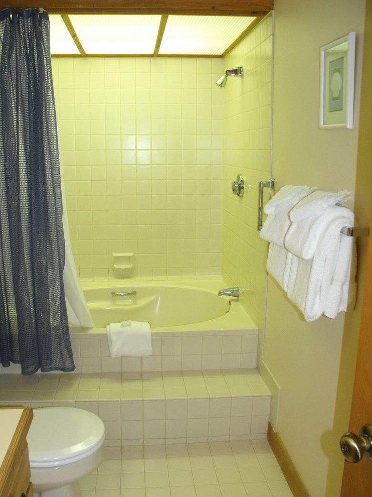 Carroll Realty for a Traditional Bathroom with a Whirlpool Tub and Bretton Woods Forest Cottage, Carroll Nh by Peabody Smith Realty, Inc.