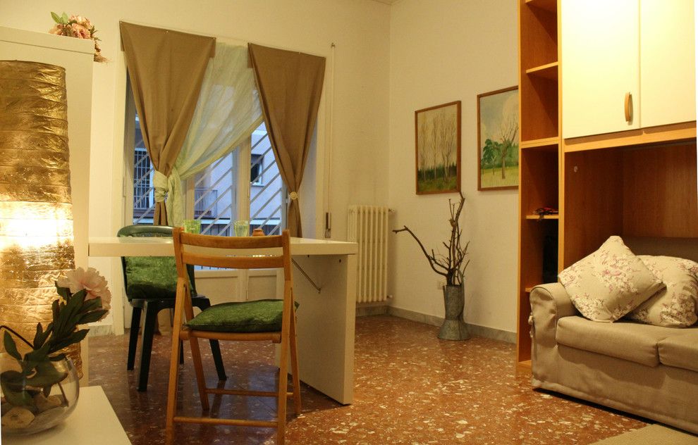 Cat 5e vs Cat 6 for a Modern Dining Room with a Abbinmento Rosso E Viola and Foto Home Staging in Rosso E Viola by Ilaria Romanini