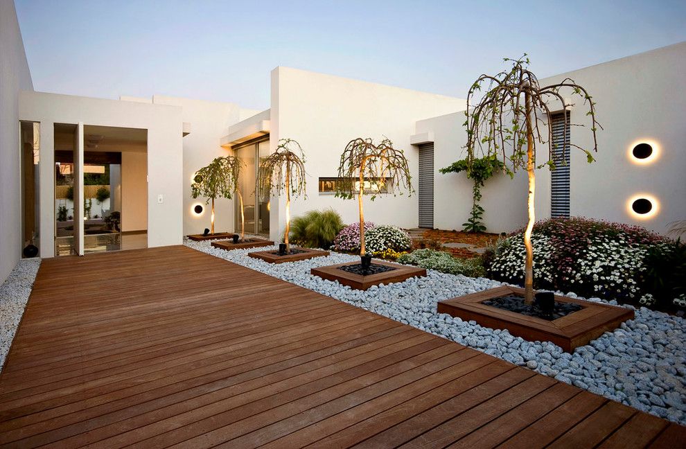 Cherry Blossoms Dating for a Modern Landscape with a Flat Roof and a House at Caesarea (Architects: V Studio) by Moshi Gitelis   Photographer